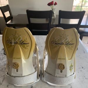 Women’s Drake snowboarding bindings 🏂